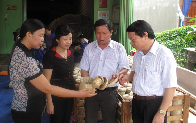 Làm mây tre đan xuất khẩu, hàng nghìn nông dân ở Ninh Bình có thu nhập ổn định - Ảnh 2.
