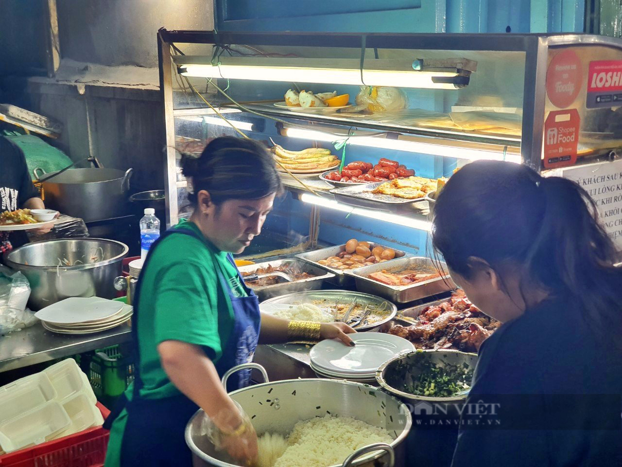 Sài Gòn quán: Cơm tấm bán xuyên đêm ở Bình Thạnh, dĩa cơm &quot;ắp lẳm&quot;, ăn vào no tới sáng - Ảnh 1.