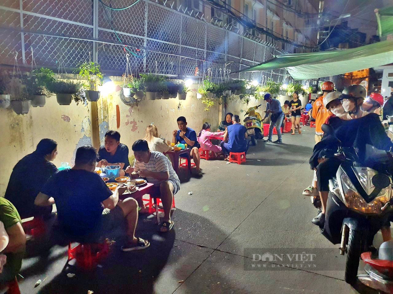 Sài Gòn quán: Cơm tấm bán xuyên đêm ở Bình Thạnh, dĩa cơm &quot;ắp lẳm&quot;, ăn vào no tới sáng - Ảnh 2.