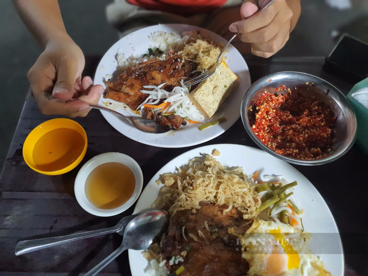 Sài Gòn quán: Cơm tấm bán xuyên đêm ở Bình Thạnh, dĩa cơm &quot;ắp lẳm&quot;, ăn vào no tới sáng - Ảnh 3.
