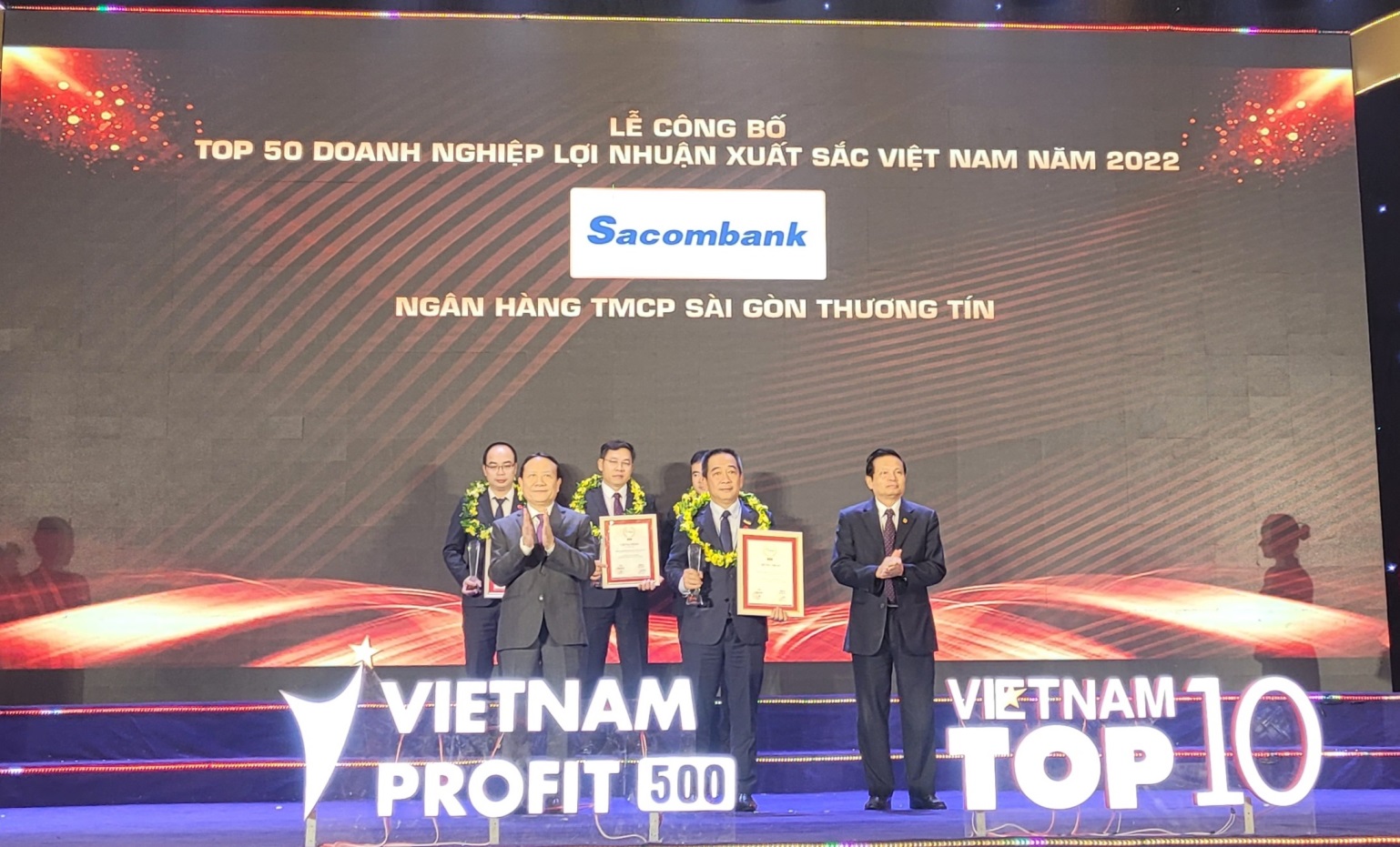 SACOMBANK thuộc Top 50 doanh nghiệp lợi nhuận xuất sắc Việt Nam 2022 - Ảnh 1.