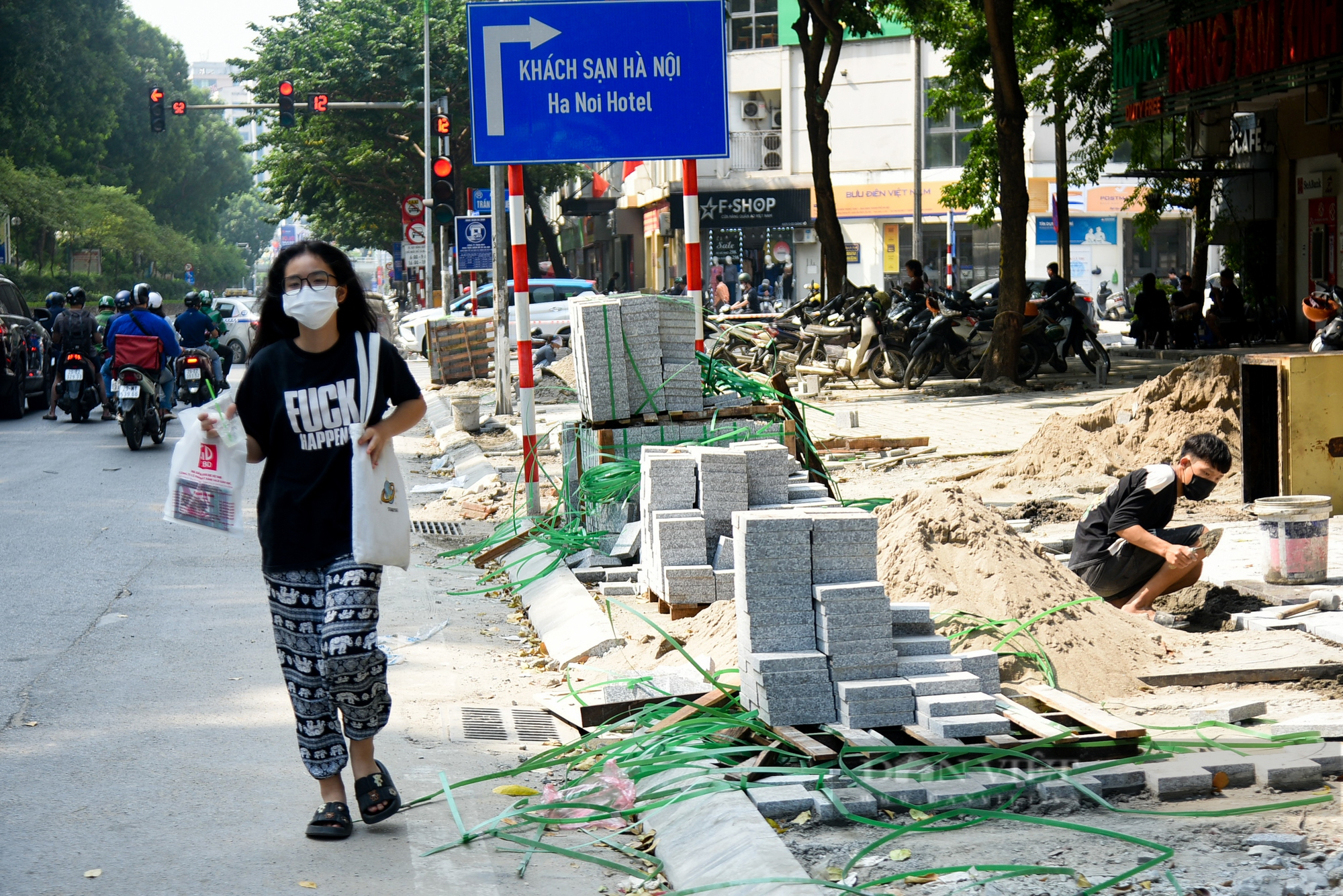 Đá lát vỉa hè ở Hà Nội bung toát sau một thời gian ngắn sử dụng  - Ảnh 5.