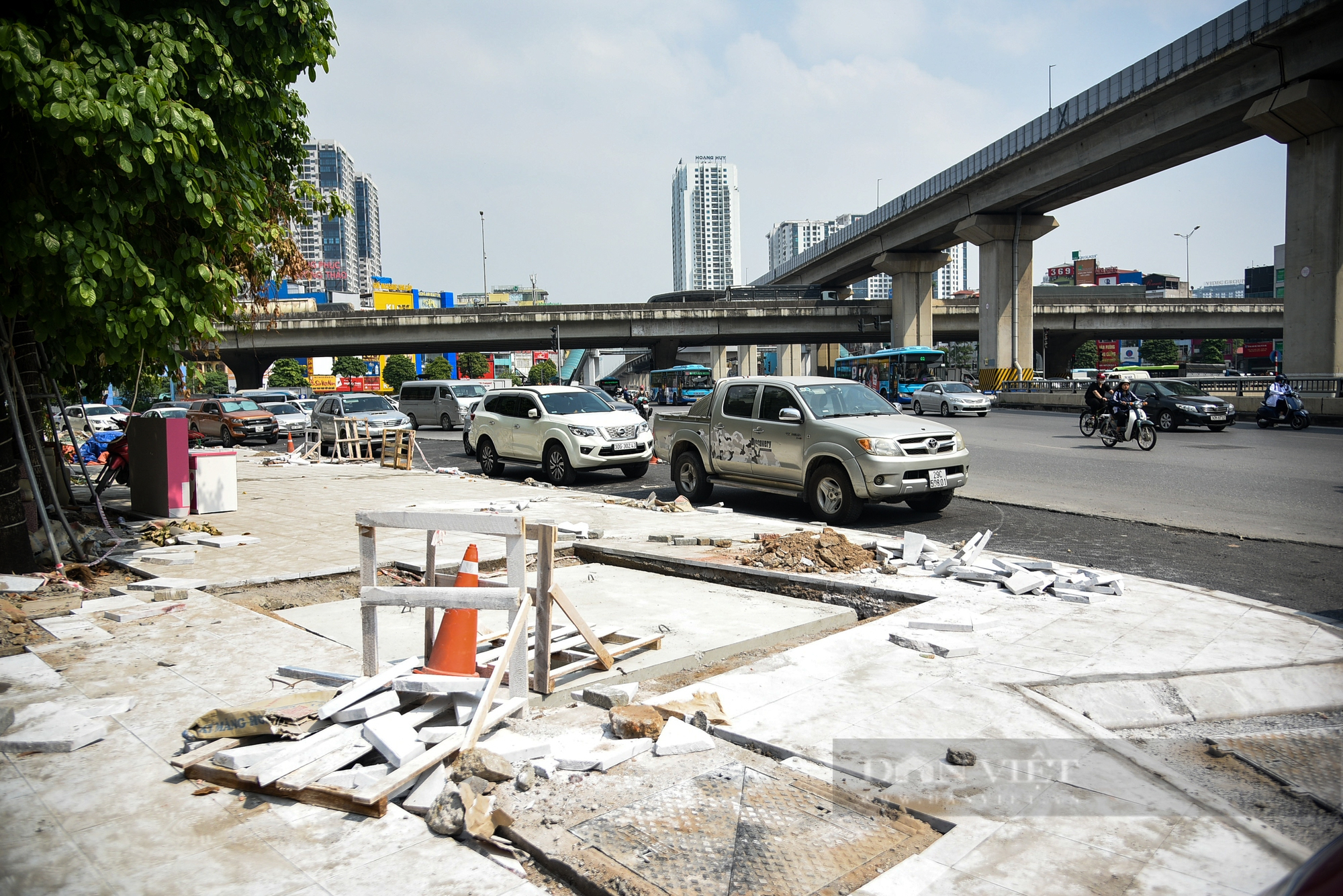 Đá lát vỉa hè ở Hà Nội bung toát sau một thời gian ngắn sử dụng  - Ảnh 15.