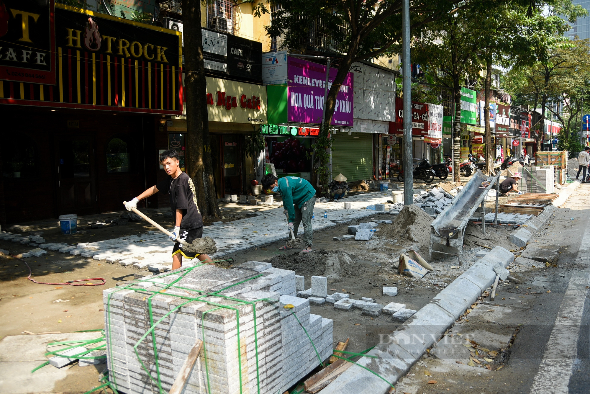 Đá lát vỉa hè ở Hà Nội bung toát sau một thời gian ngắn sử dụng  - Ảnh 2.