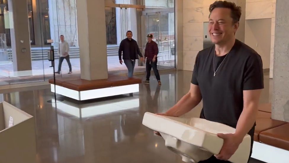 Trước khi kết thúc thương vụ mua lại trị giá 44 tỷ đô la, Musk đã bước vào trụ sở của Twitter vào hôm 27/10 với một nụ cười lớn và mang theo một bồn rửa bằng sứ, sau đó anh ấy viết dòng tweet &quot;hãy để nó chìm vào&quot;. Ảnh: @AFP.