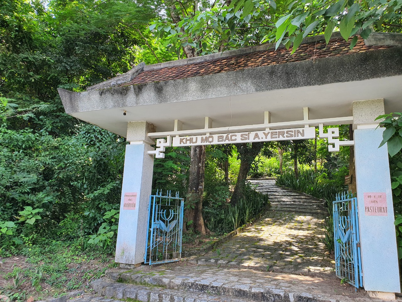 Khu di tích mộ bác sĩ Yersin ở Khánh Hòa - Ảnh 1.