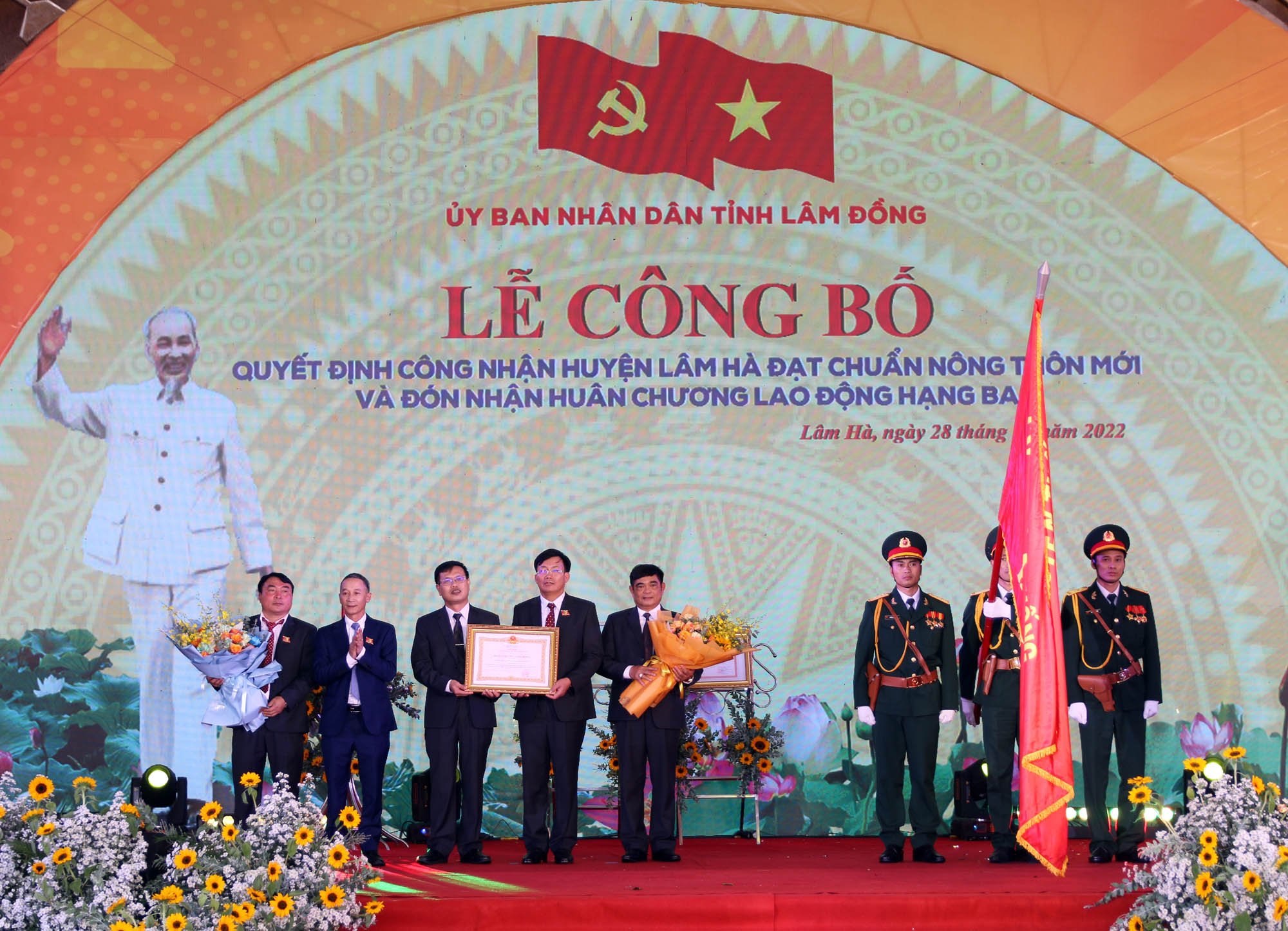 Huyện Lâm Hà về đích nông thôn mới, đón nhận Huân chương lao động hạng Ba của Chủ tịch nước - Ảnh 1.
