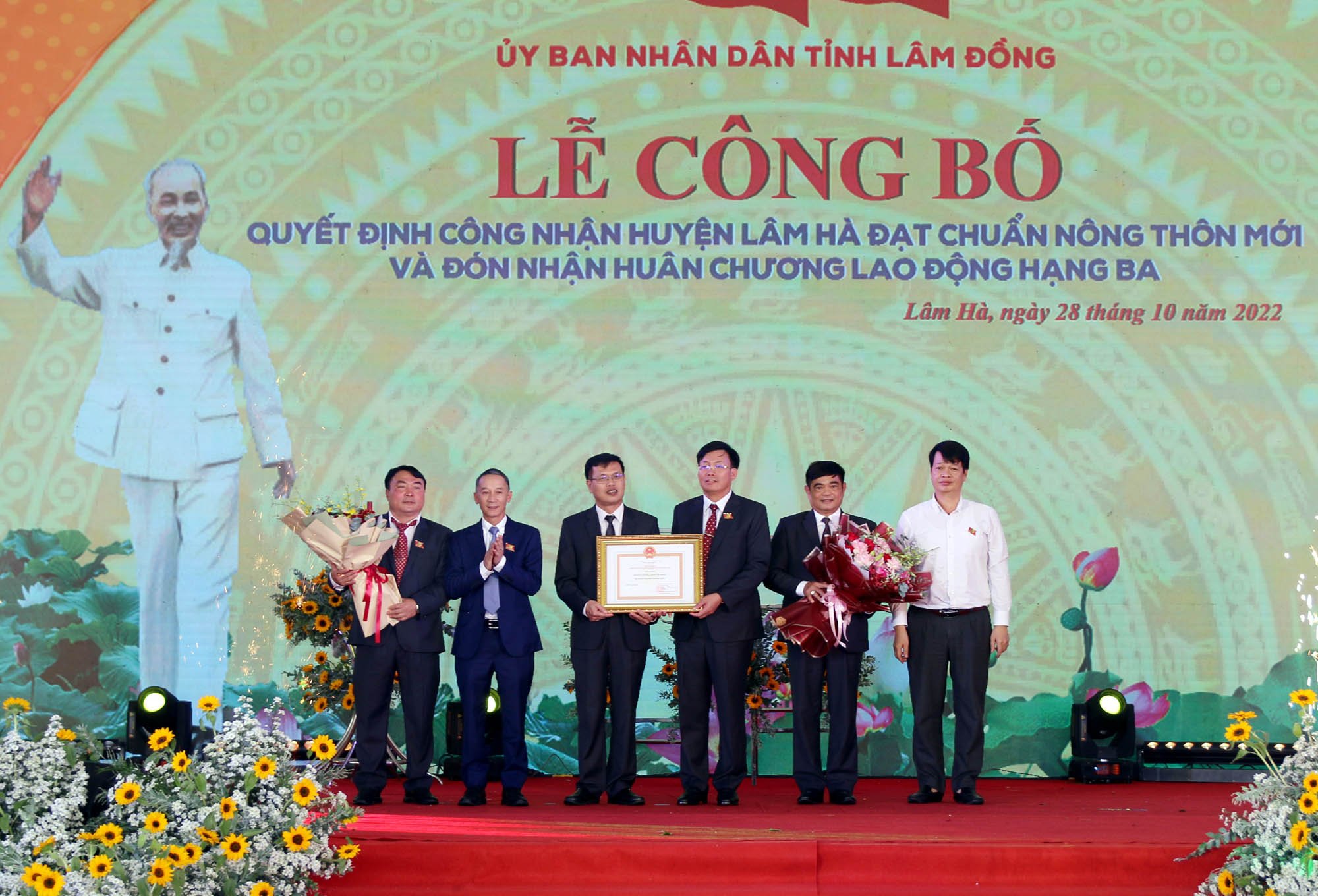 Huyện Lâm Hà về đích nông thôn mới, đón nhận Huân chương lao động hạng Ba của Chủ tịch nước - Ảnh 2.
