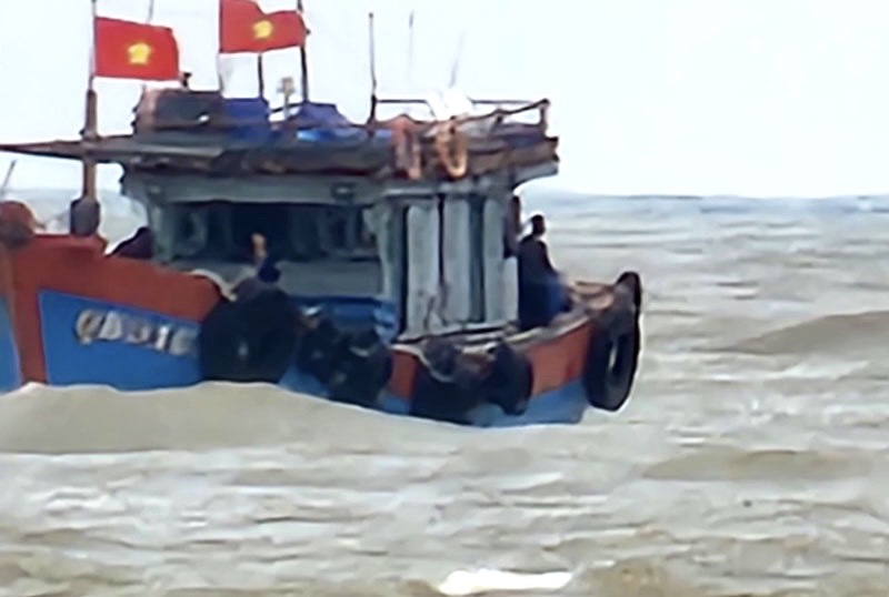 Quảng Bình: Thuyền đánh cá liên tục gặp nạn, bộ đội biên phòng ứng cứu kịp thời - Ảnh 1.