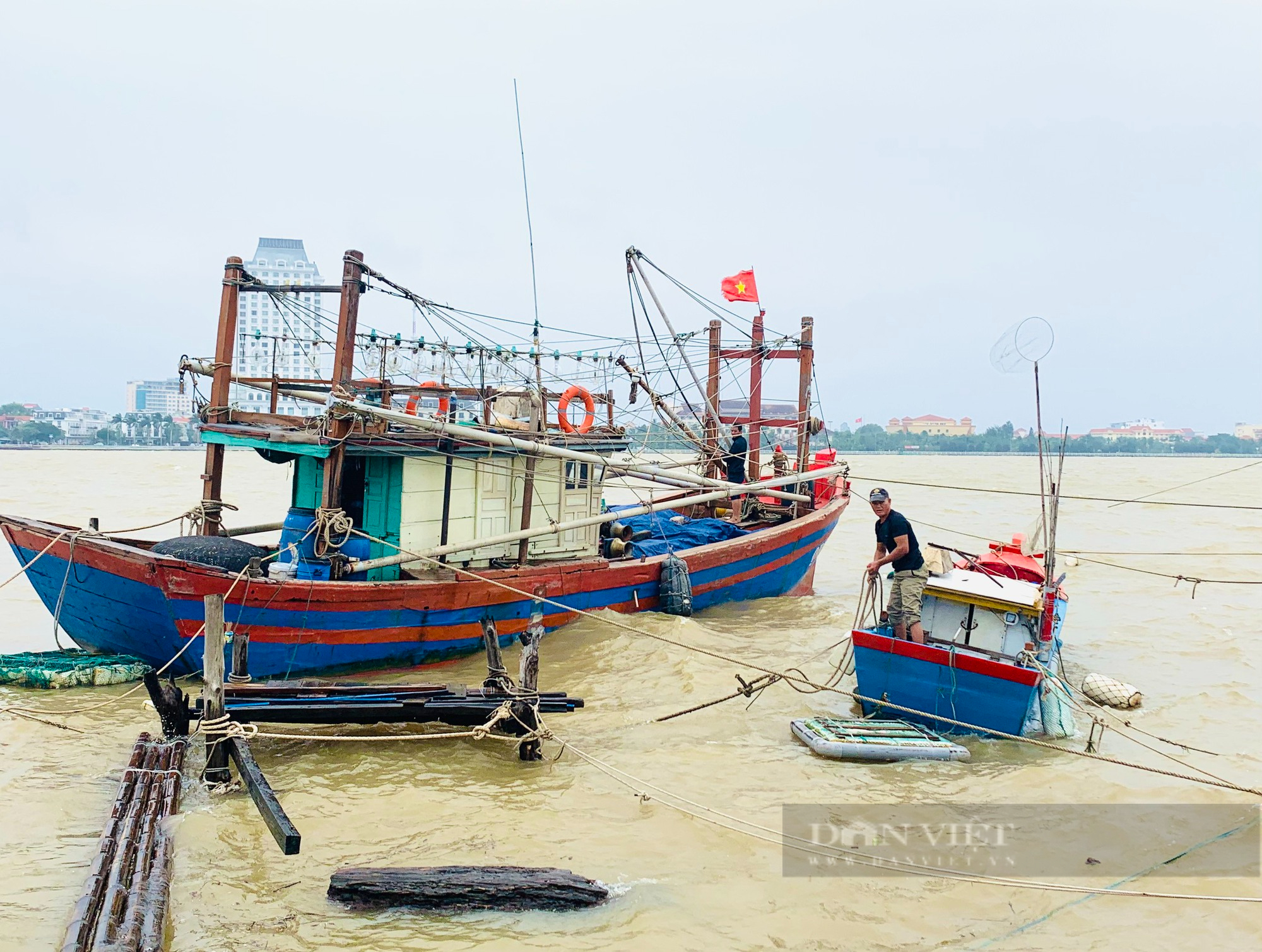 Một tàu cá cùng 12 ngư dân ở Quảng Bình gặp nạn trên biển - Ảnh 1.