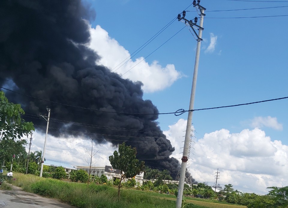 Hải Phòng: Đang cháy lớn tại xưởng sản xuất của Công ty CP thương mại Minh Khai - Ảnh 2.