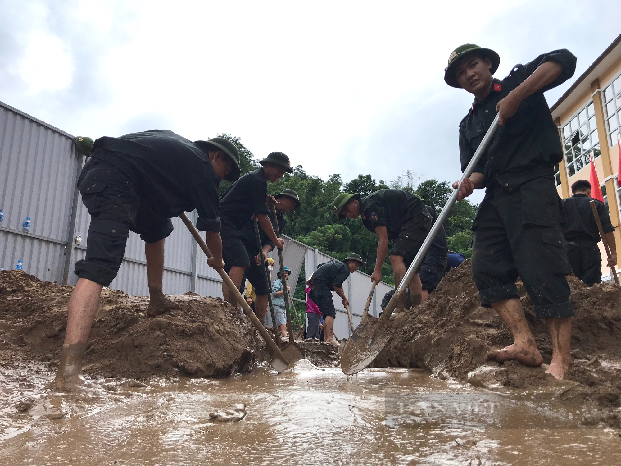 Huy động tối đa lực lượng, phương tiện giúp người dân khắc phục hậu quả sau trận lũ quét kinh hoàng - Ảnh 5.