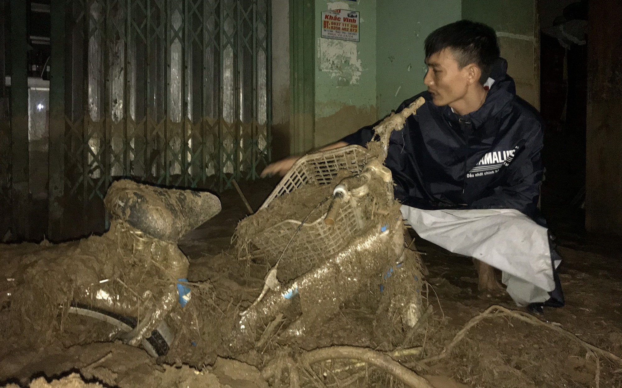 Đêm ám ảnh nơi tâm lũ quét khủng khiếp ở Nghệ An: Tan hoang khắp nơi, người dân chưa dám về nhà