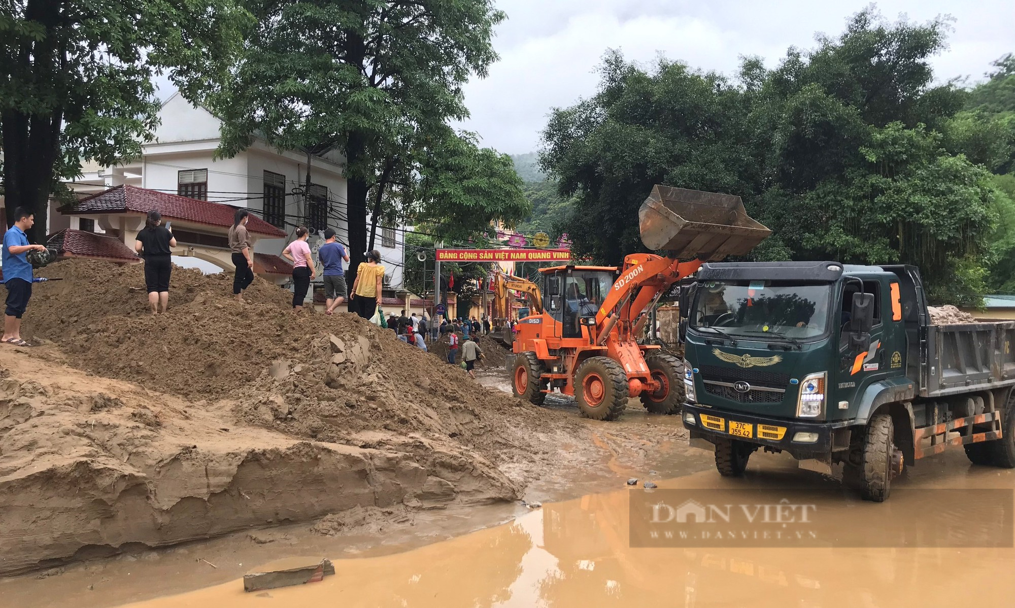 Xót xa cảnh dân bới bùn đất dày hơn 1 mét tìm tài sản sau trận lũ quét kinh hoàng - Ảnh 3.