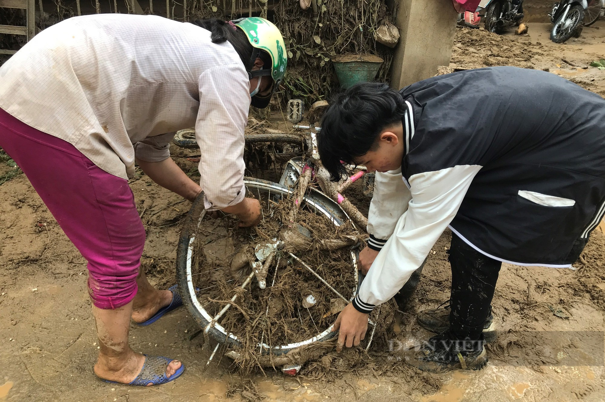 Xót xa cảnh dân bới bùn đất dày hơn 1 mét tìm tài sản sau trận lũ quét kinh hoàng - Ảnh 6.