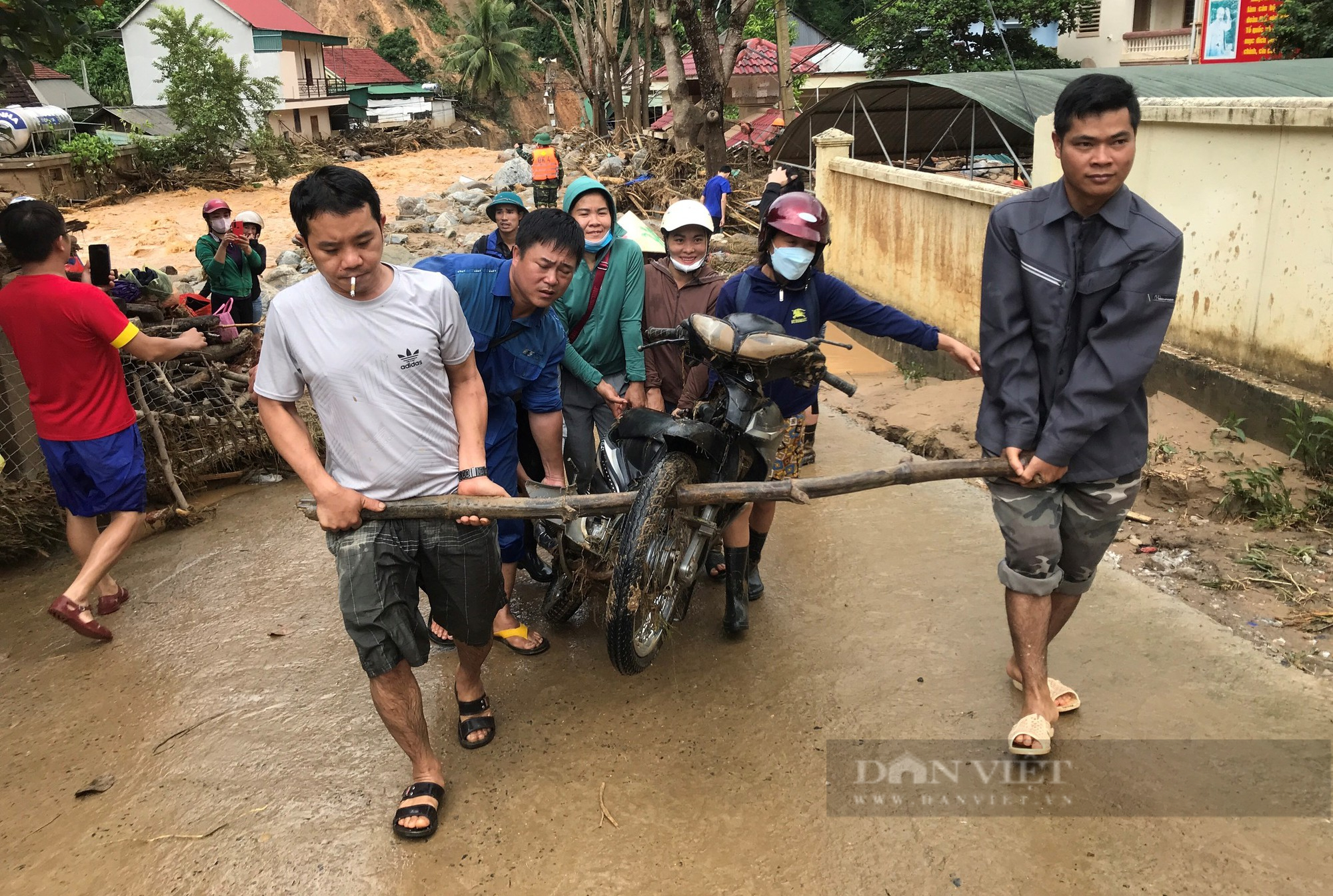 Huy động tối đa lực lượng, phương tiện giúp người dân khắc phục hậu quả sau trận lũ quét kinh hoàng - Ảnh 10.