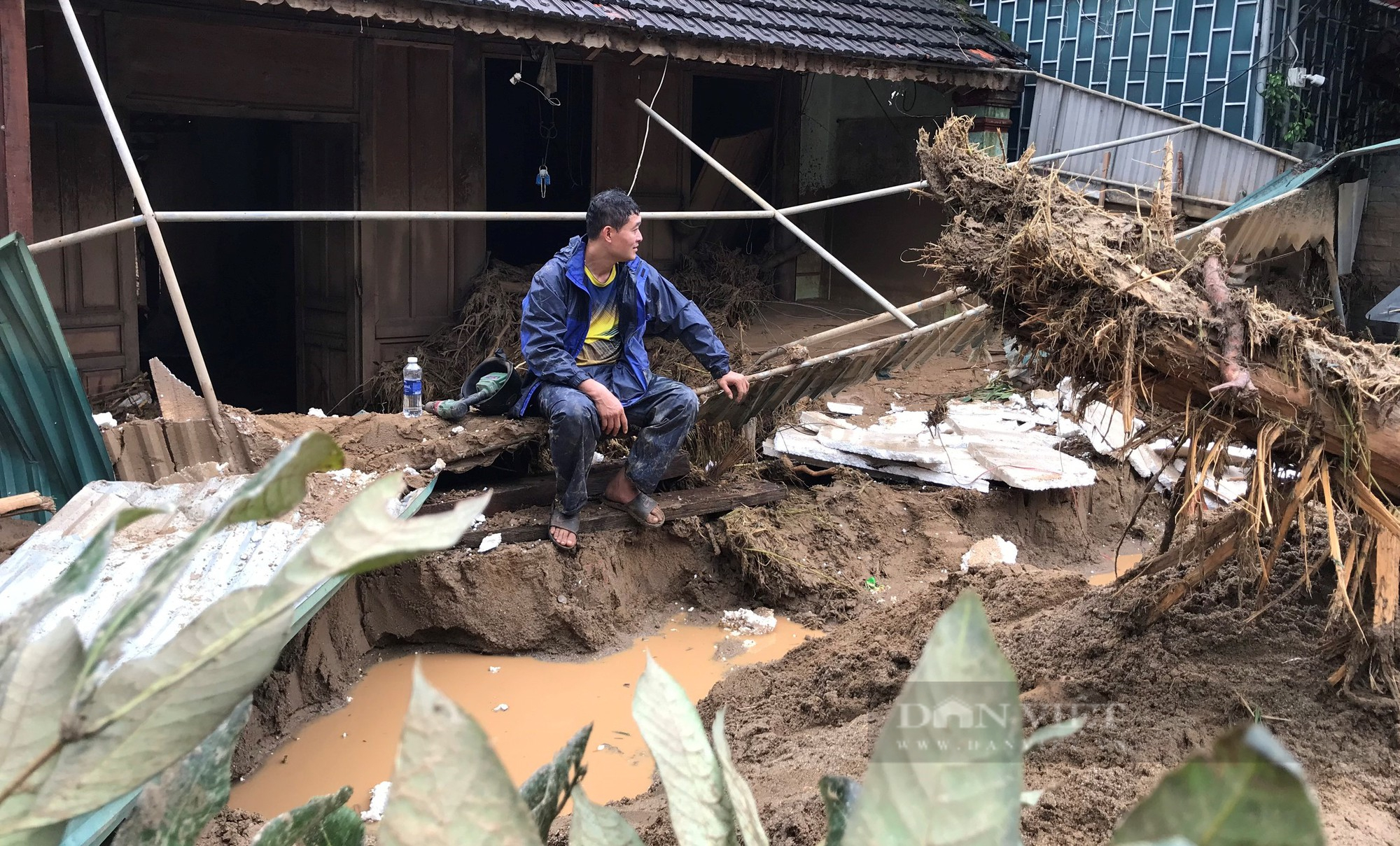 Huy động tối đa lực lượng, phương tiện giúp người dân khắc phục hậu quả sau trận lũ quét kinh hoàng - Ảnh 13.