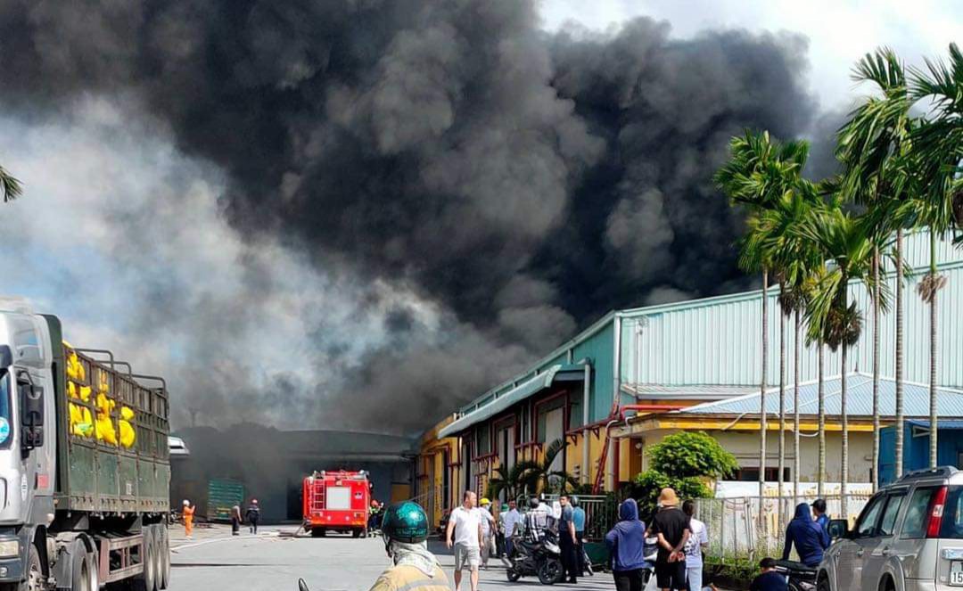 Hải Phòng: Đang cháy lớn tại xưởng sản xuất của Công ty CP thương mại Minh Khai - Ảnh 1.