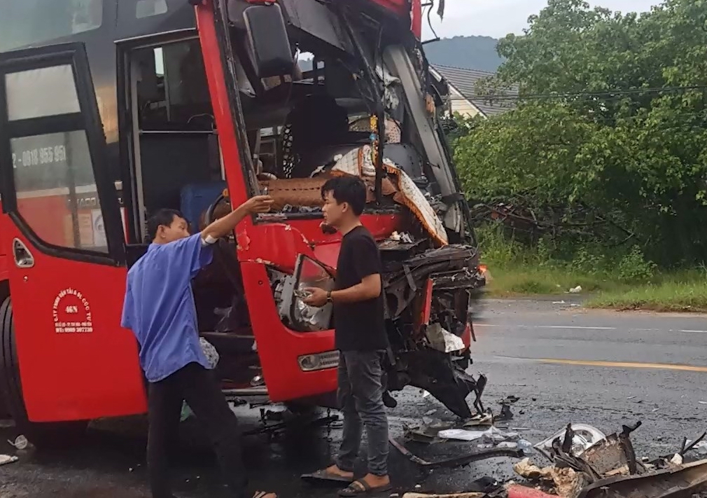 Xe khách tông vào xe bồn than đang cháy trên Quốc lộ 1 ở Bình Thuận - Ảnh 2.