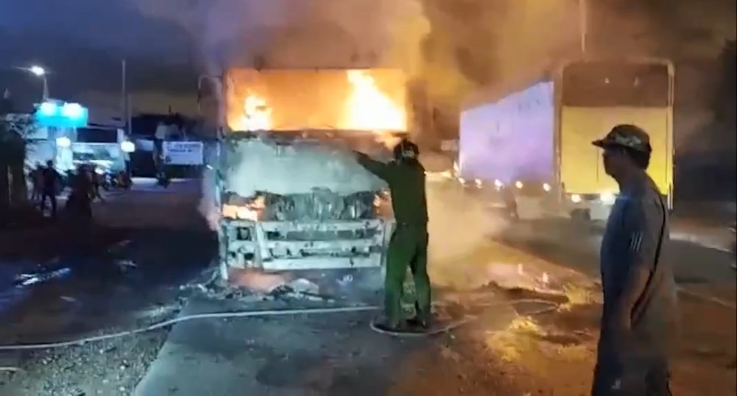 Xe khách tông vào xe bồn than đang cháy trên Quốc lộ 1 ở Bình Thuận - Ảnh 1.