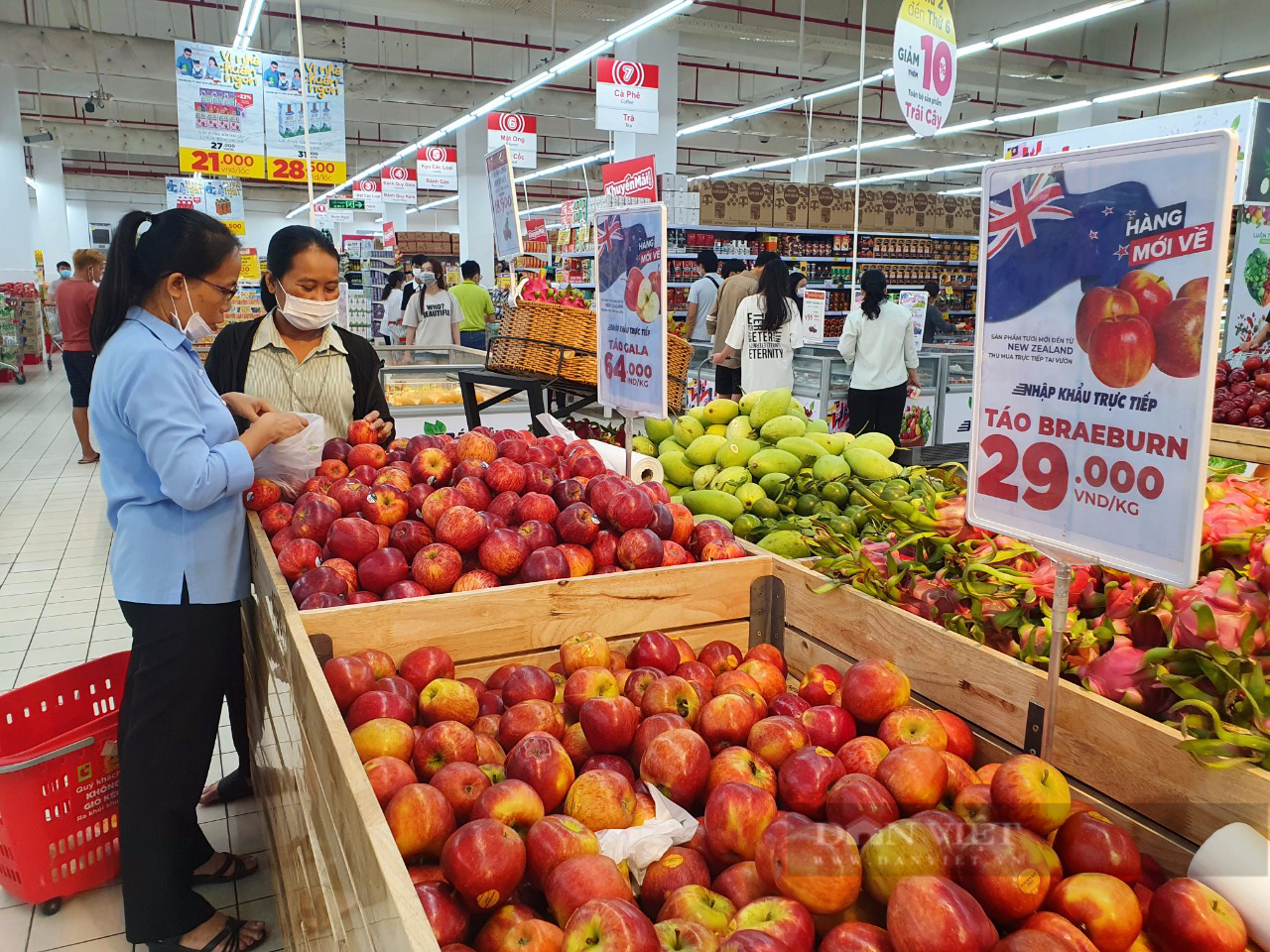 Trái cây nhập khẩu giá rẻ, táo chỉ từ 30.000 đồng/kg tràn ngập siêu thị - Ảnh 1.