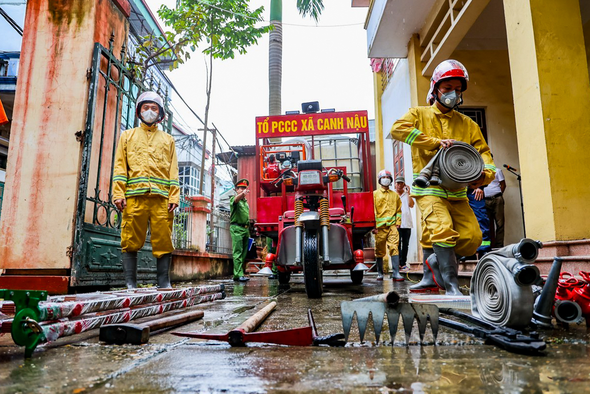Xe ba gác chữa cháy trong làng nghề ở Hà Nội - Ảnh 10.