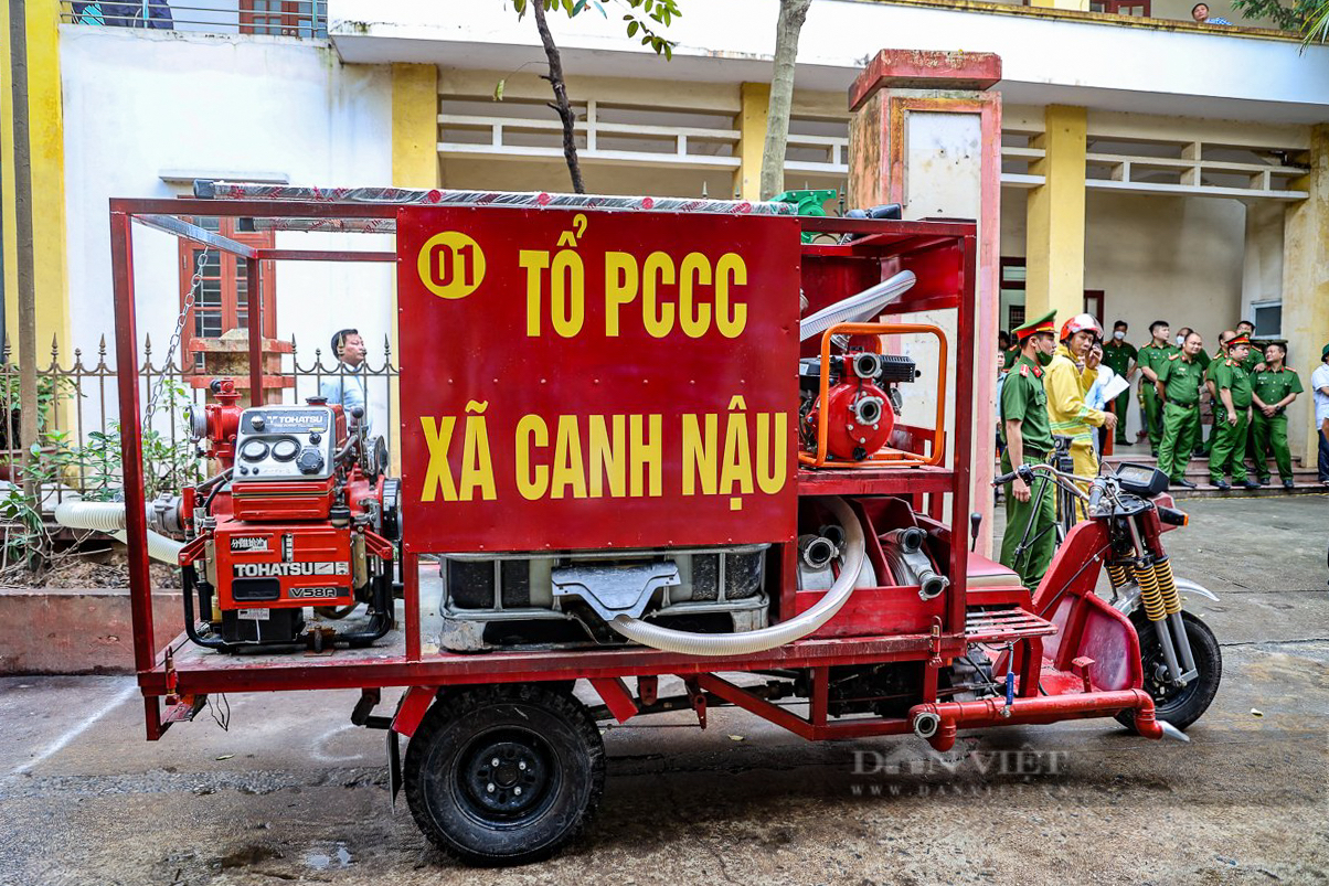 Xe ba gác chữa cháy trong làng nghề ở Hà Nội - Ảnh 1.