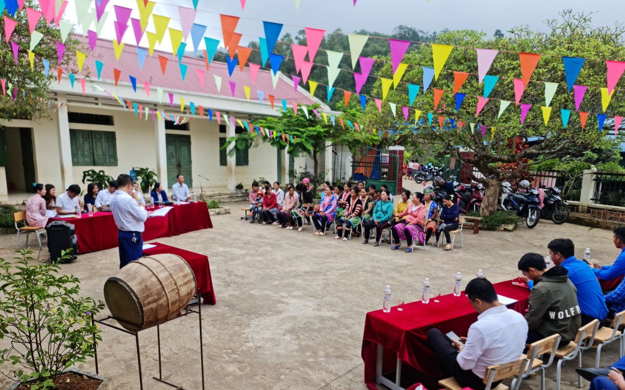 27 học viên người Mông đi học xoá mù chữ ở bản nghèo Lai Châu 