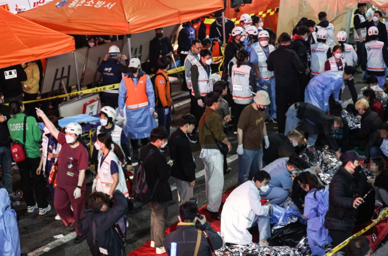 Toàn cảnh vụ giẫm đạp ở Seoul khiến 149 người chết: Nhân chứng bất an, lo sợ về 'tai họa khủng khiếp' - Ảnh 1.