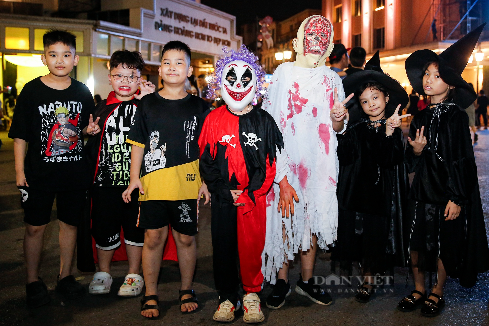 &quot;Dựng tóc gáy&quot; đi chơi phố đi bộ hồ Gươm ngày lễ hội Halloween - Ảnh 1.