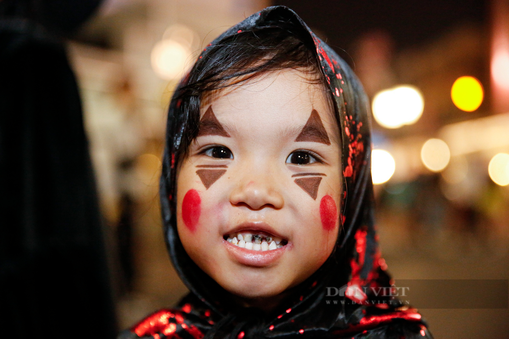 &quot;Dựng tóc gáy&quot; đi chơi phố đi bộ hồ Gươm ngày lễ hội Halloween - Ảnh 11.