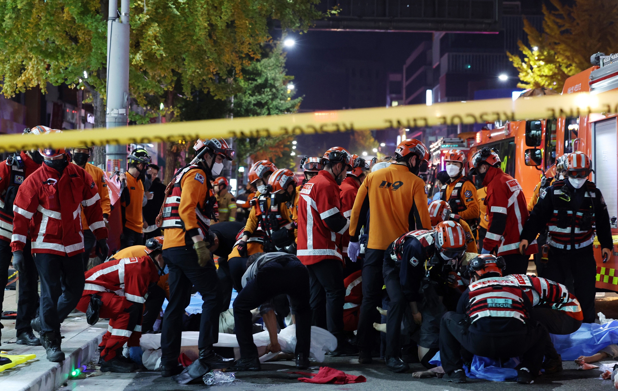 Gần 100 người thương vong do giẫm đạp tại lễ hội Halloween ở Hàn Quốc - Ảnh 3.
