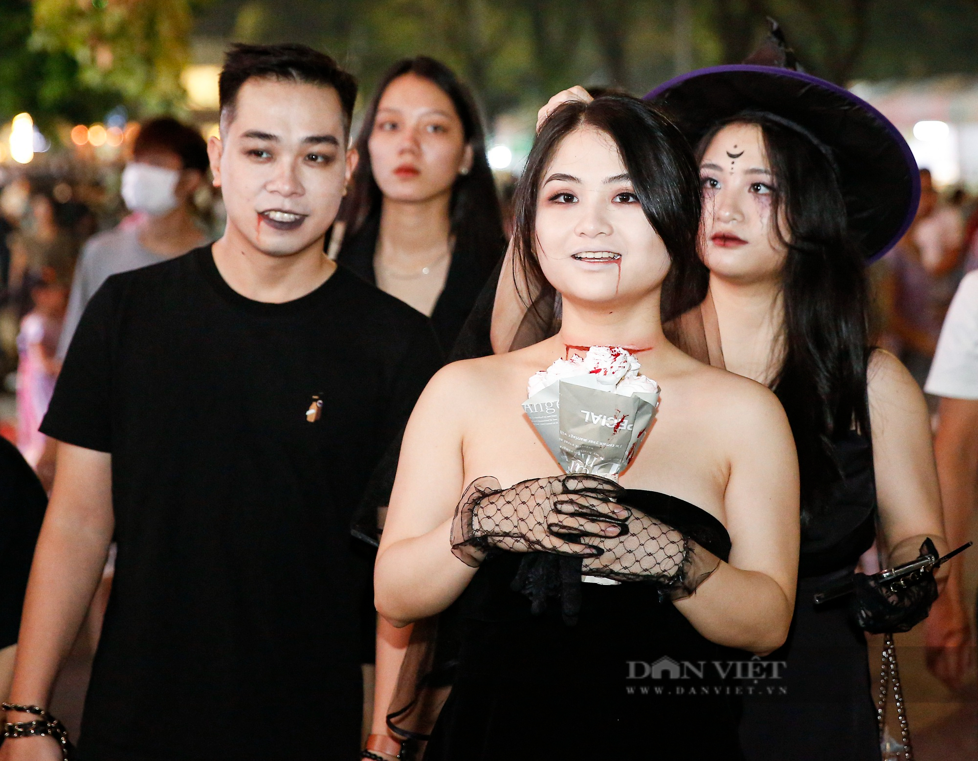 &quot;Dựng tóc gáy&quot; đi chơi phố đi bộ hồ Gươm ngày lễ hội Halloween - Ảnh 2.