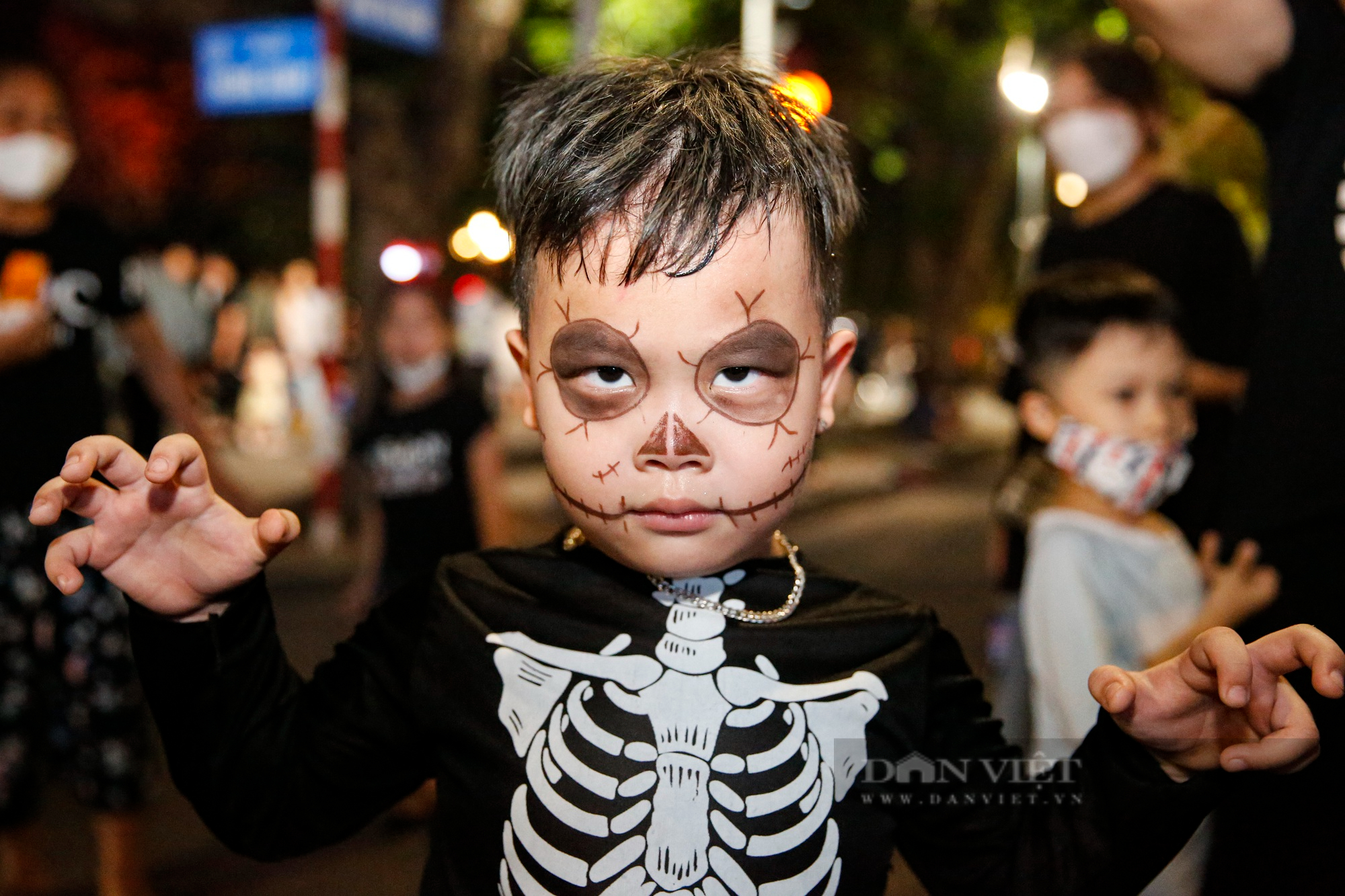 &quot;Dựng tóc gáy&quot; đi chơi phố đi bộ hồ Gươm ngày lễ hội Halloween - Ảnh 4.