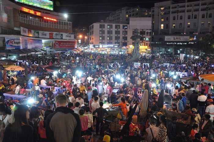 Những khu chợ nổi tiếng Việt Nam tấp nập du khách nước ngoài ghé thăm - Ảnh 24.