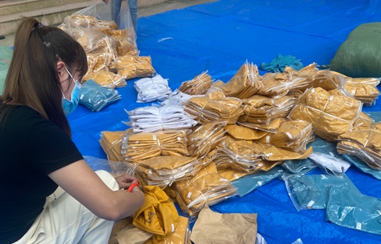 Phú Thọ tiêu hủy hơn 1500 chiếc áo nhập lậu, giả mạo nhãn hiệu - Ảnh 1.