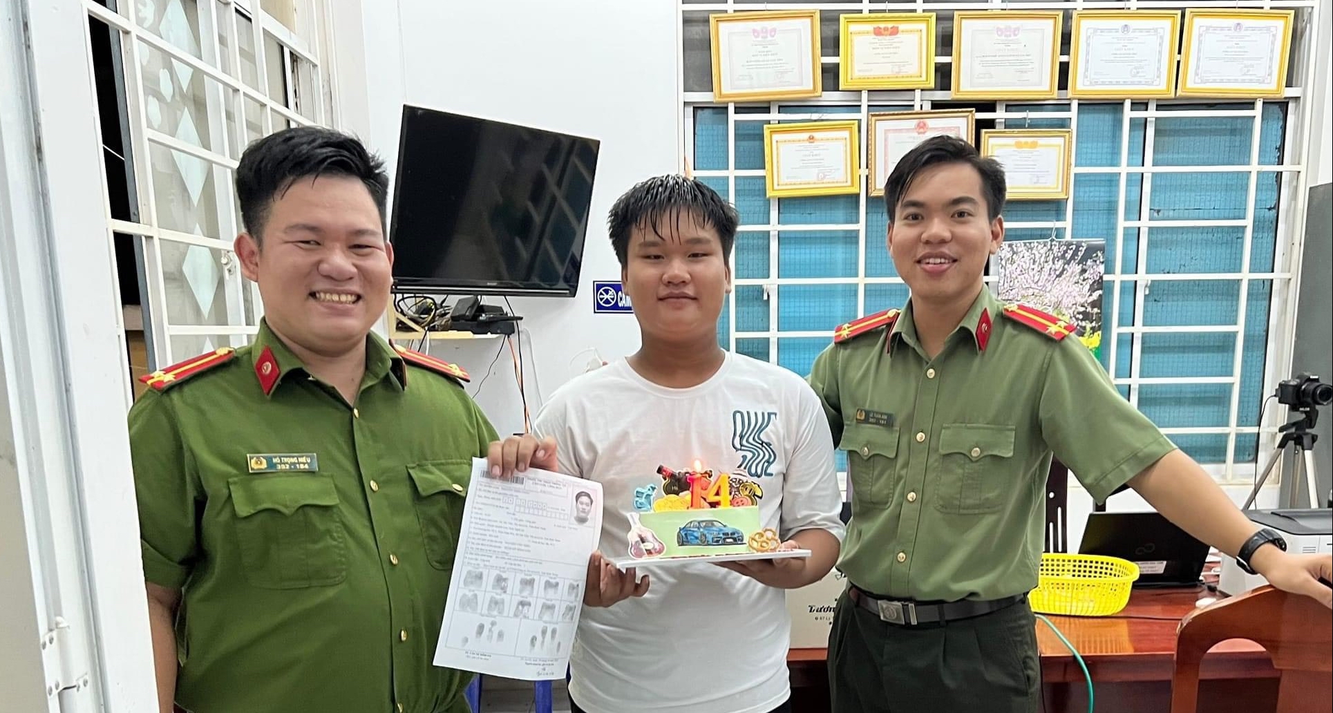 Bình Thuận: Thiếu niên 14 tuổi đi làm căn cước công dân bất ngờ nhận &quot;thưởng&quot; từ công an đúng ngày sinh nhật - Ảnh 1.