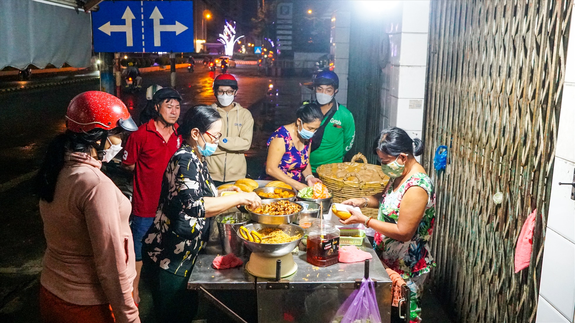 Về Cần Thơ thưởng thức bánh mì &quot;âm phủ&quot; nức tiếng - Ảnh 2.