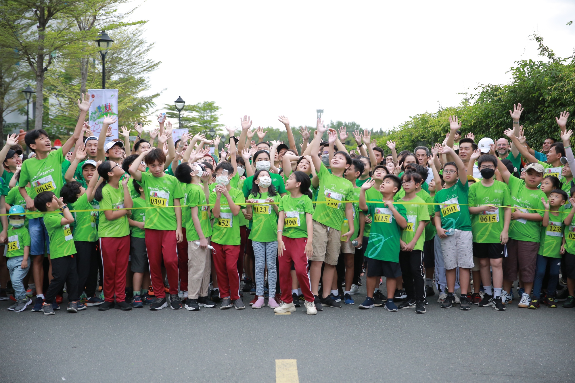 Hơn 2.200 học sinh, phụ huynh và giáo viên thi nhau chạy bộ 5km  - Ảnh 1.
