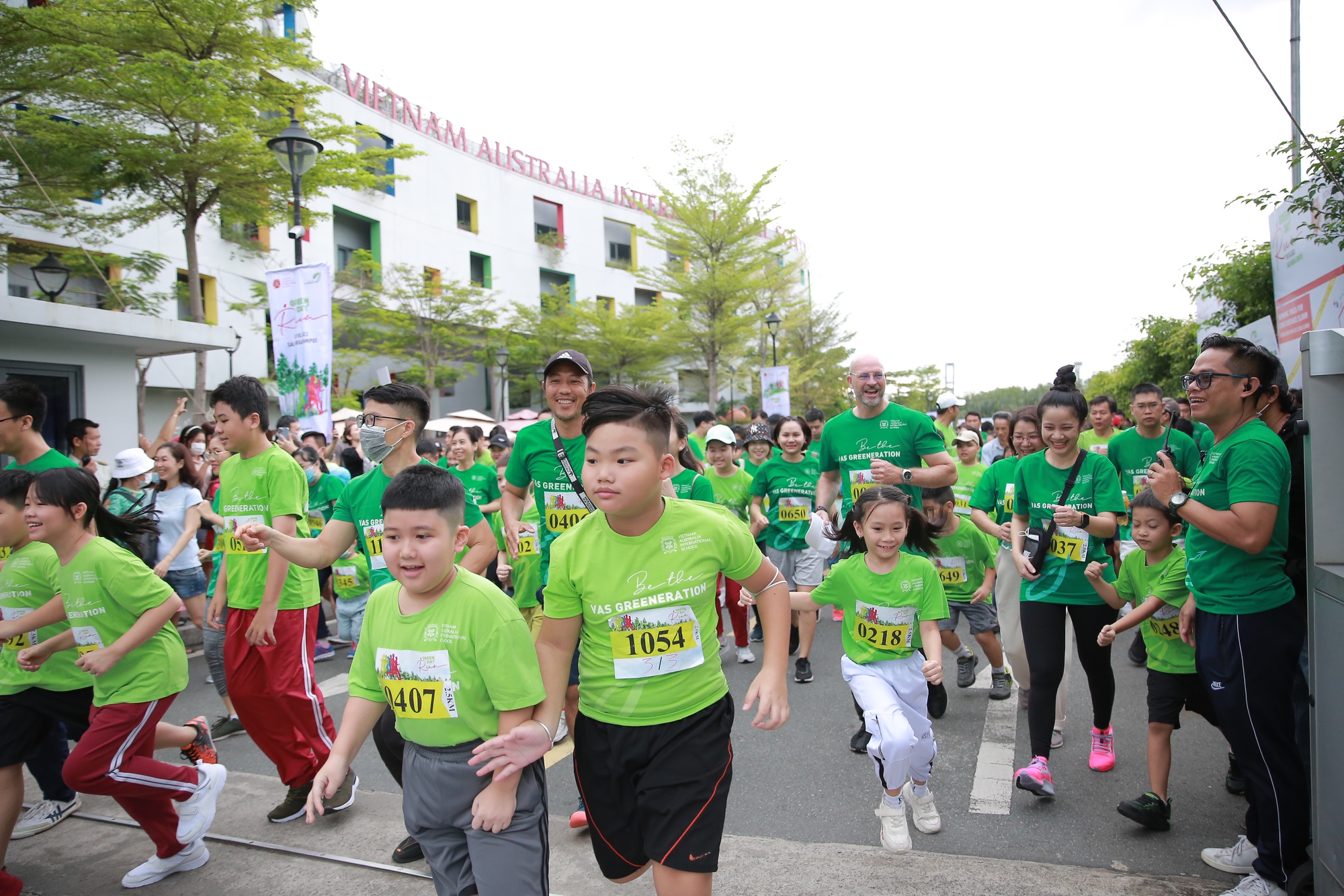 Hơn 2.200 học sinh, phụ huynh và giáo viên thi nhau chạy bộ 5km  - Ảnh 2.