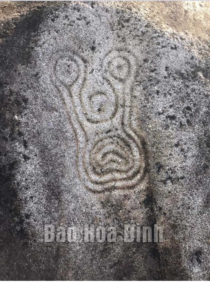 Tảng đá cổ có hình khắc kỳ lạ ở suối Cỏ của Hòa Bình xuất hiện cách đây mấy nghìn năm? - Ảnh 1.