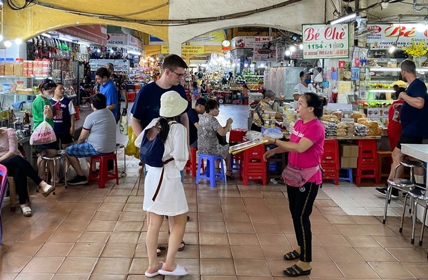 Những khu chợ nổi tiếng Việt Nam tấp nập du khách nước ngoài ghé thăm - Ảnh 3.