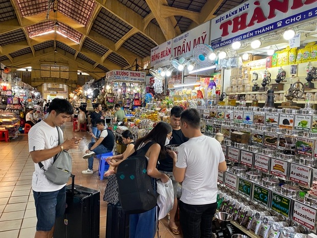 Những khu chợ nổi tiếng Việt Nam tấp nập du khách nước ngoài ghé thăm - Ảnh 2.