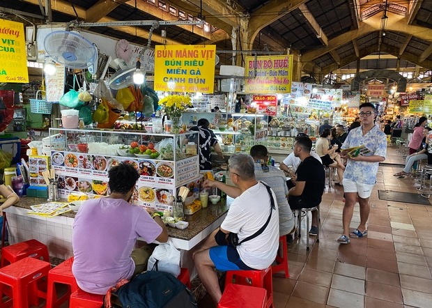 Những khu chợ nổi tiếng Việt Nam tấp nập du khách nước ngoài ghé thăm - Ảnh 4.