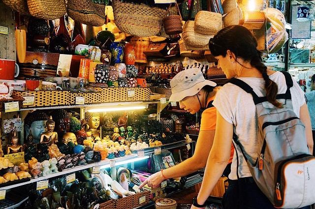 Những khu chợ nổi tiếng Việt Nam tấp nập du khách nước ngoài ghé thăm - Ảnh 19.