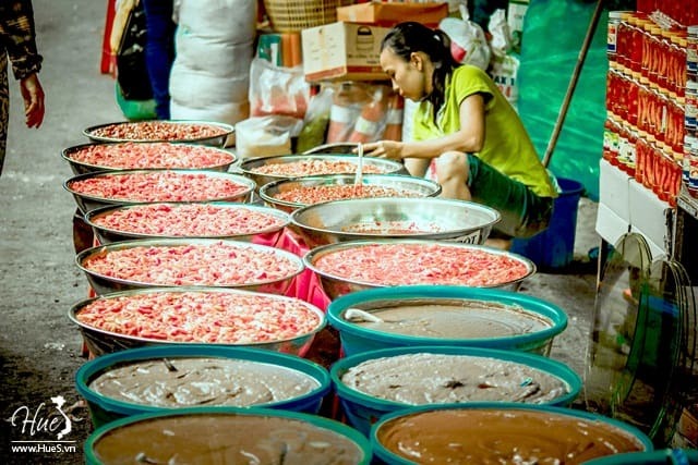 Những khu chợ nổi tiếng Việt Nam tấp nập du khách nước ngoài ghé thăm - Ảnh 13.