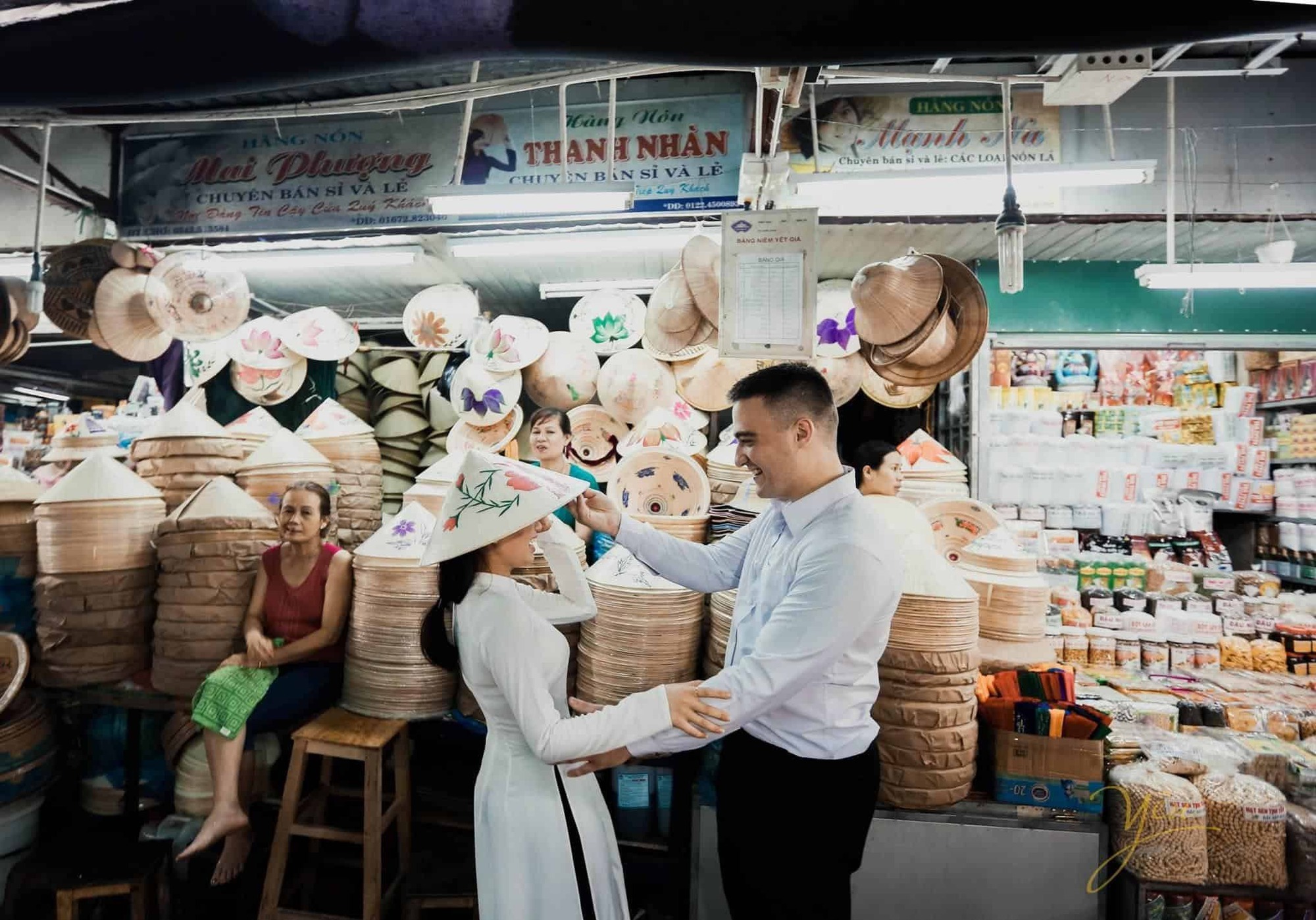 Những khu chợ nổi tiếng Việt Nam tấp nập du khách nước ngoài ghé thăm - Ảnh 14.