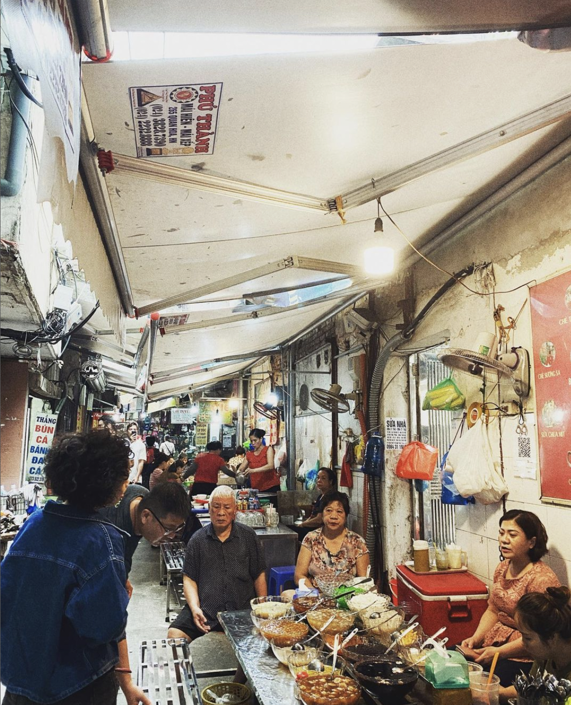 Những khu chợ nổi tiếng Việt Nam tấp nập du khách nước ngoài ghé thăm - Ảnh 20.
