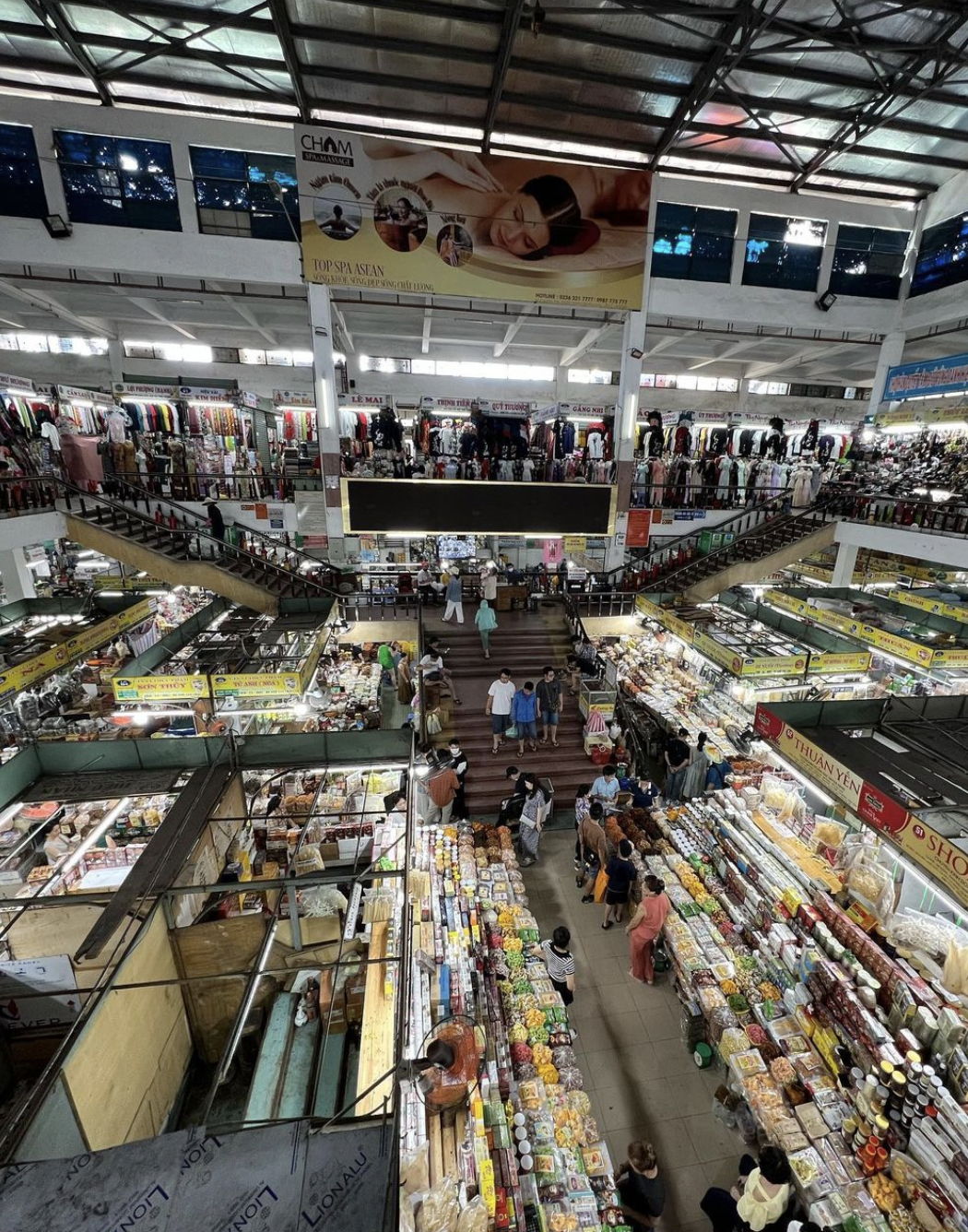 Những khu chợ nổi tiếng Việt Nam tấp nập du khách nước ngoài ghé thăm - Ảnh 10.
