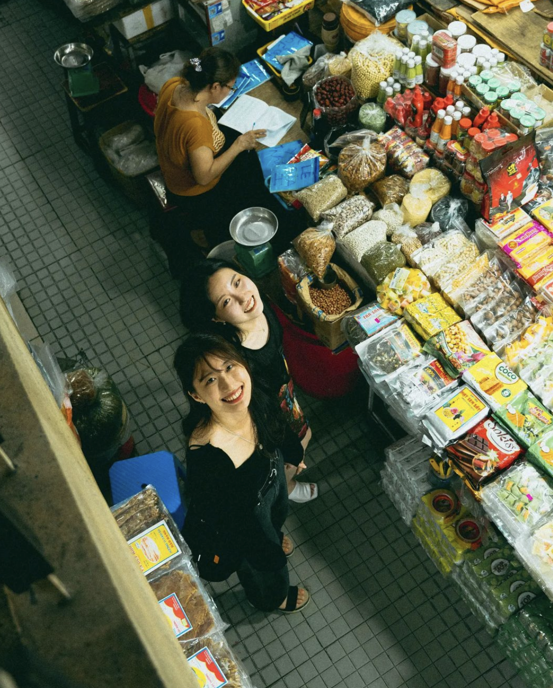 Những khu chợ nổi tiếng Việt Nam tấp nập du khách nước ngoài ghé thăm - Ảnh 9.